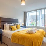 Cosy & Bright 2 Bedroom Apartment In Newbury Town Centre - Sleeps 7