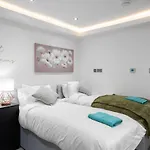 Aryas Apartments Newbury