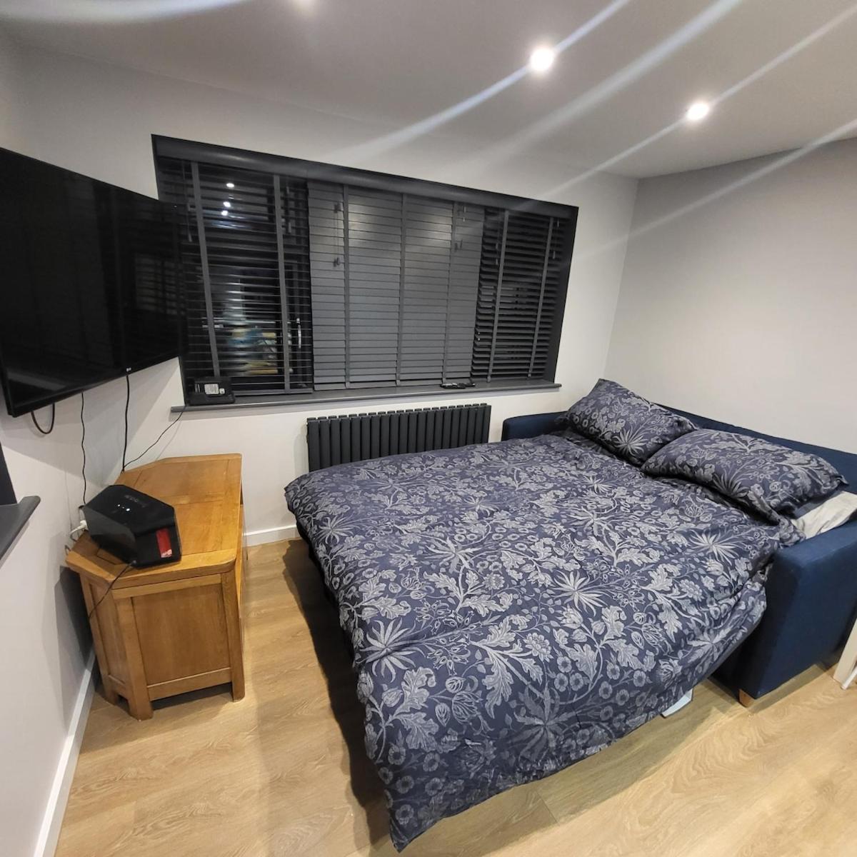 Town Centre Modern 1 Bedroom Self-contained Apartment