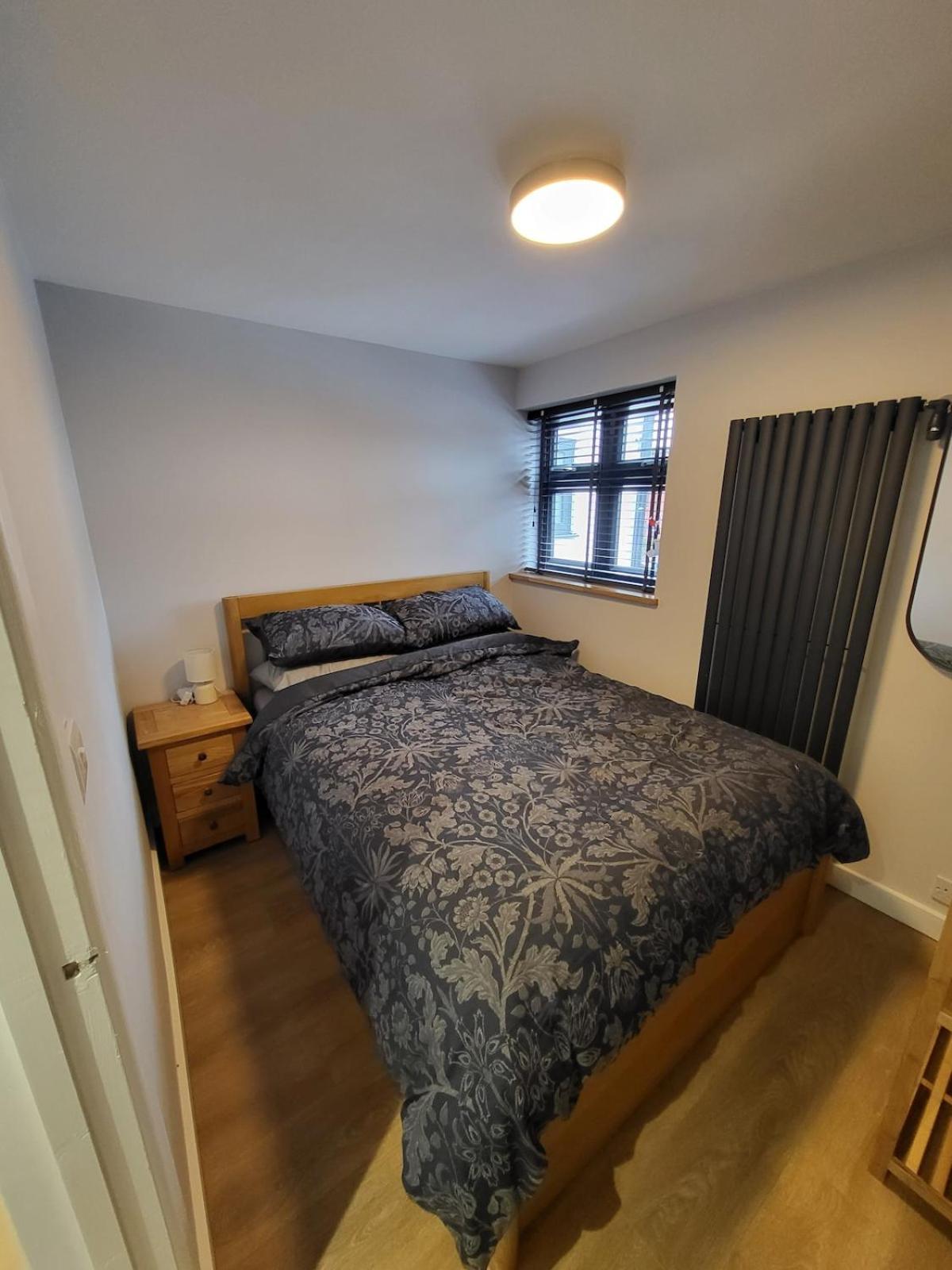 Town Centre Modern 1 Bedroom Self-contained Apartment *