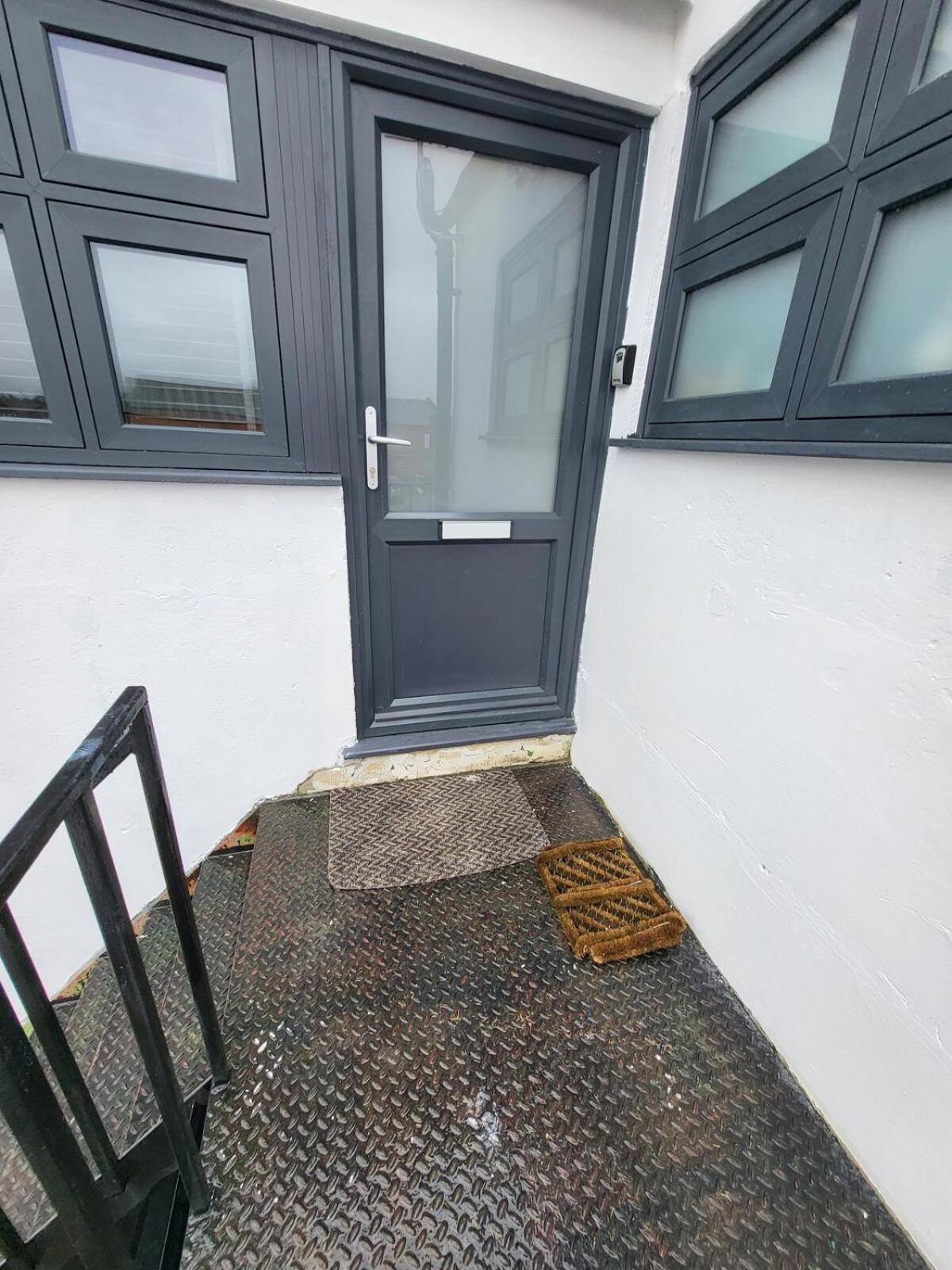 Town Centre Modern 1 Bedroom Self-contained Apartment