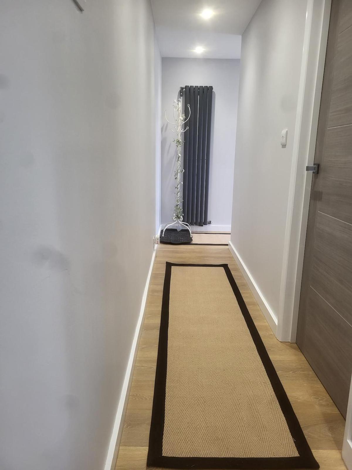Town Centre Modern 1 Bedroom Self-contained Apartment *