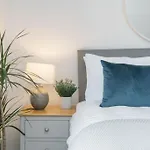 Starhost Residences - Spacious 2-Bed Apartment In Central Newbury