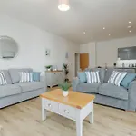 Starhost Residences - Spacious 2-Bed Apartment In Central Newbury