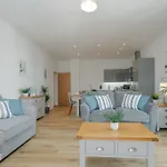 Starhost Residences - Spacious 2-Bed Apartment In Central Newbury