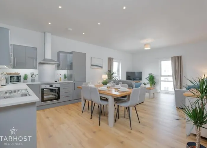 Starhost Residences - Spacious 2-Bed Apartment In Central Newbury