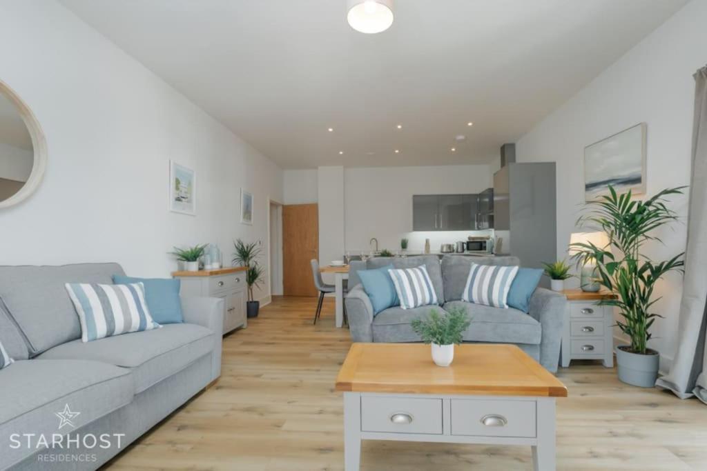 Starhost Residences - Spacious 2-bed In Newbury Apartment *