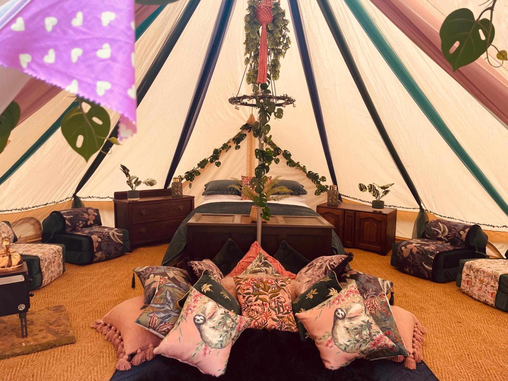Hollington Park Glamping Campsite Newbury (Berkshire)
