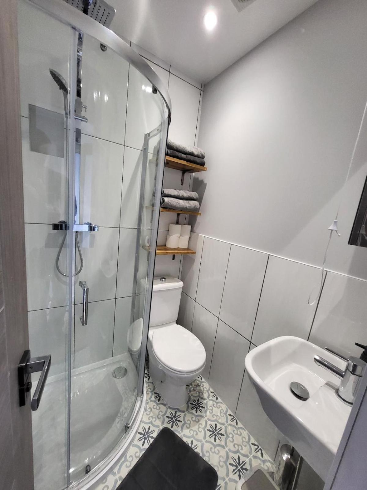 Town Centre Modern 1 Bedroom Self-contained Apartment Newbury (Berkshire)
