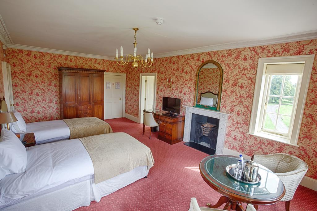 Donnington Grove Country house *